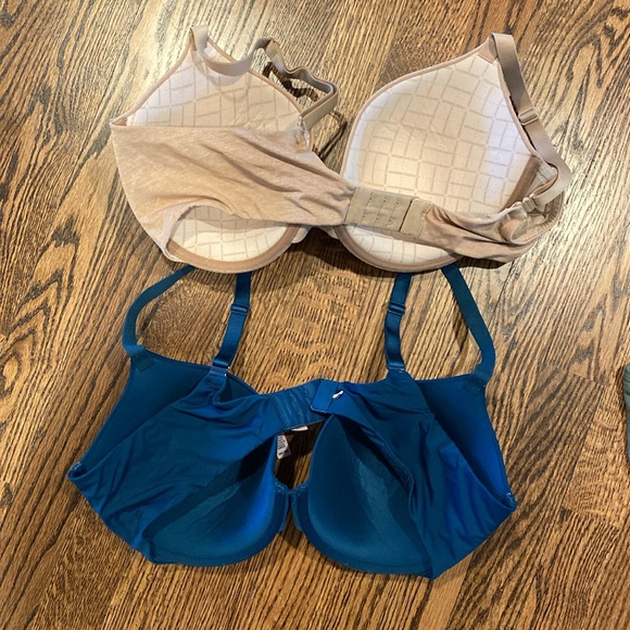 Victoria’s Secret bras. - Picture 2 of 4